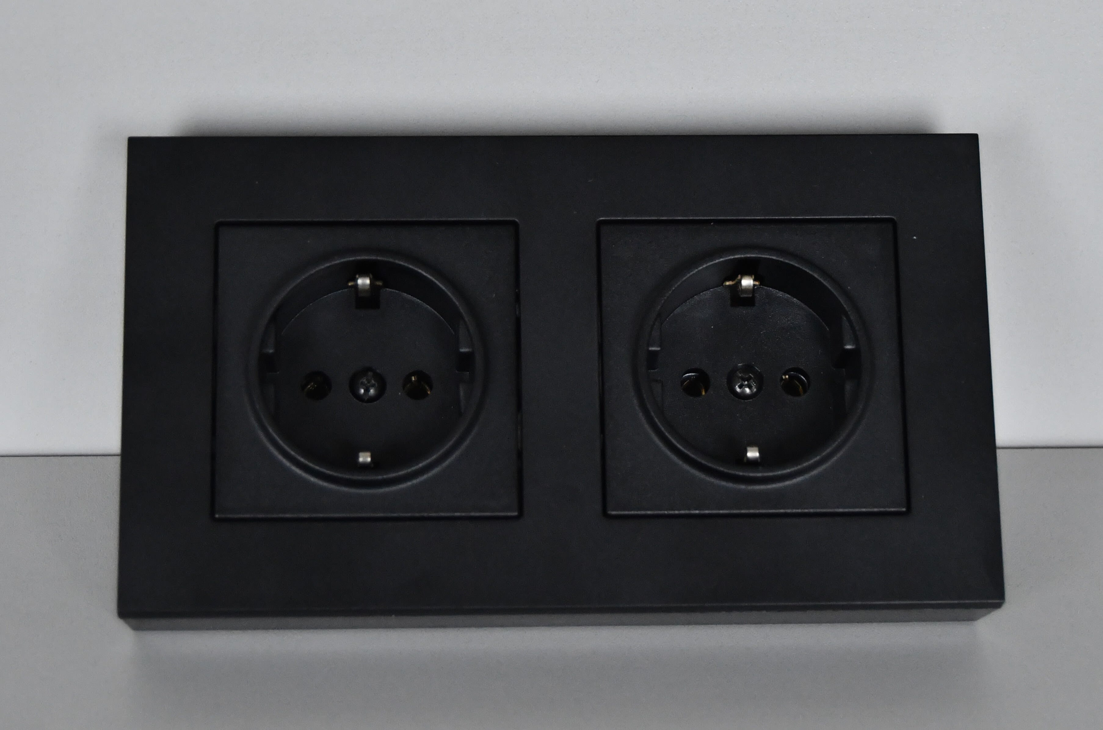 Urmet - Hjørneboks 2x enkl.stikk S55,