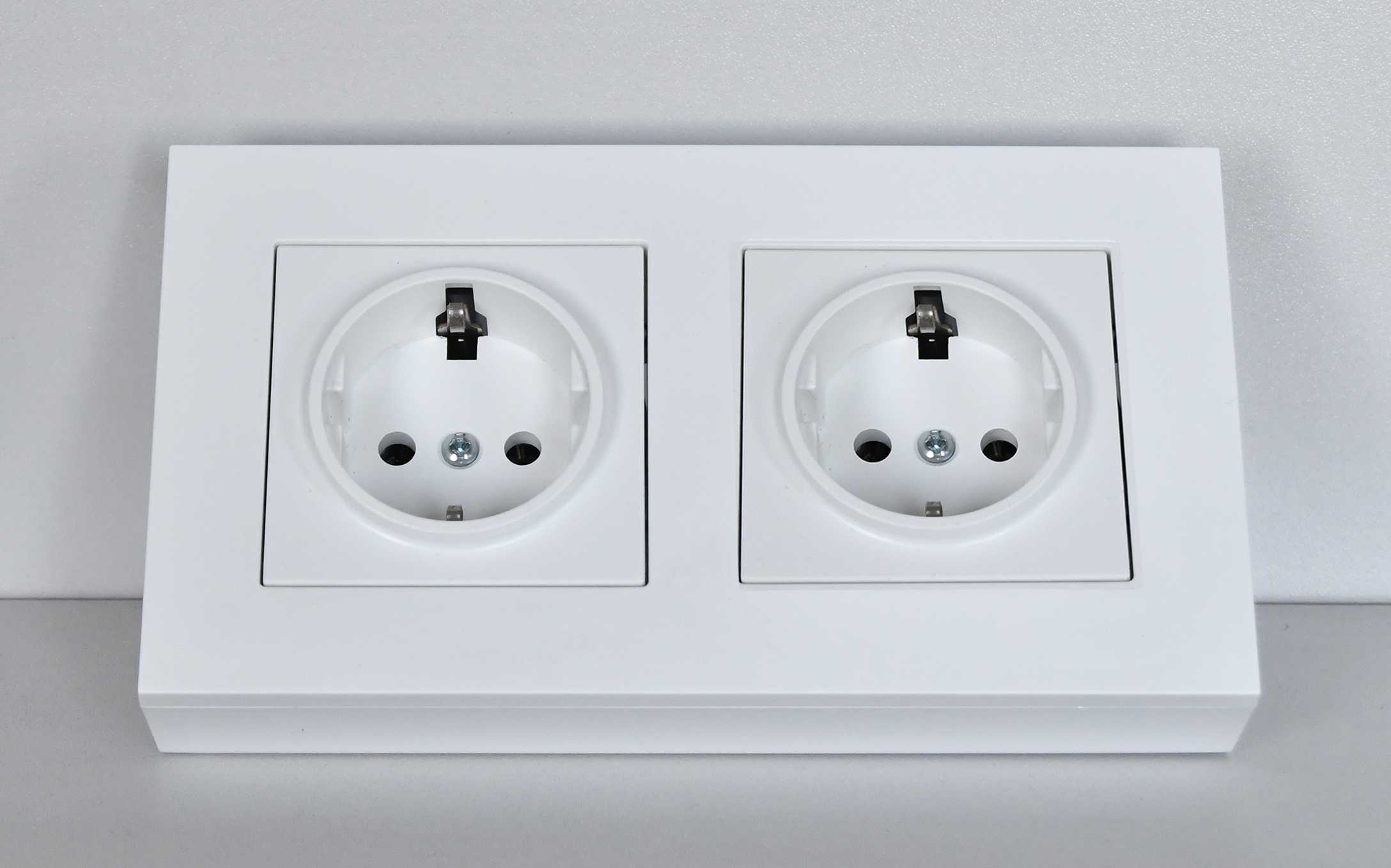 Urmet - Hjørneboks 2x enkl.stikk S55,