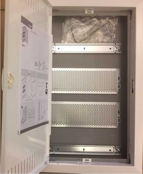 Hager - Volta mediabox-stål, inf mont. 3-rad, inf.mål h540 b303 d80mm, ytre mål h586 b348 d9mm