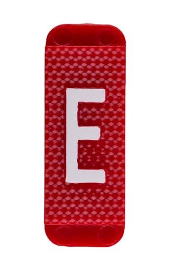 ABB Electrification - Utvendig merkesystem for kabelskap, rødt skilt E, pose a 10 stk, rød bakgrunn med hvit skrift.