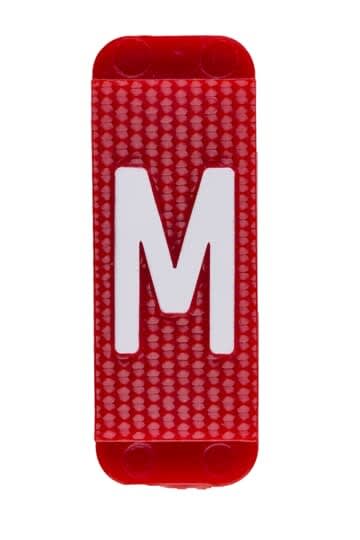 ABB Electrification - Utvendig merkesystem for kabelskap, rødt skilt M, pose a 10 stk, rød bakgrunn med hvit skrift.