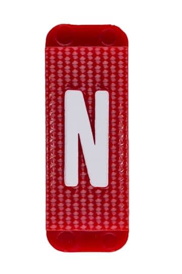 ABB Electrification - Utvendig merkesystem for kabelskap, rødt skilt N, pose a 10 stk, rød bakgrunn med hvit skrift.