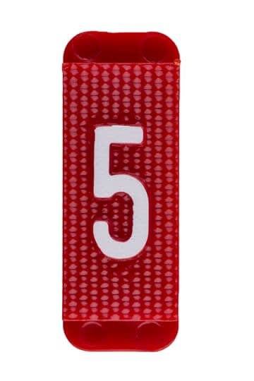 ABB Electrification - Utvendig merkesystem for kabelskap, rødt skilt 5, pose a 10 stk, rød bakgrunn med hvit skrift.