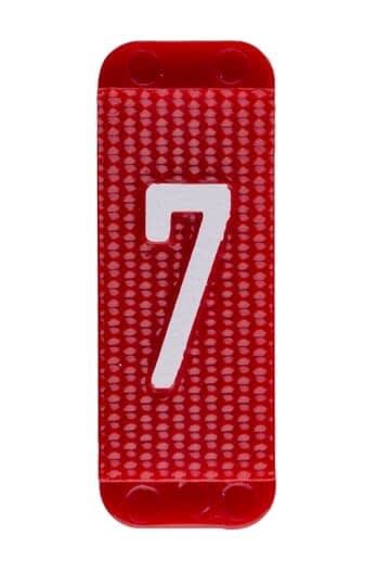 ABB Electrification - Utvendig merkesystem for kabelskap, rødt skilt 7, pose a 10 stk, rød bakgrunn med hvit skrift.