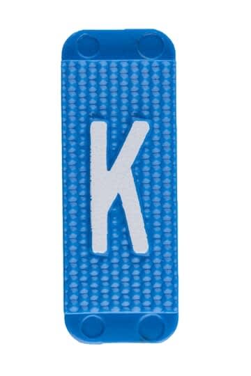 ABB Electrification - Utvendig merkesystem for kabelskap, blått skilt K, pose a 10stk, blå bakgrunn hvit skrift