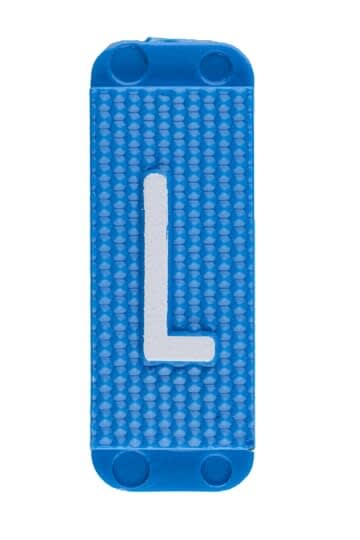 ABB Electrification - Utvendig merkesystem for kabelskap, blått skilt K, pose a 10stk, blå bakgrunn hvit skrift