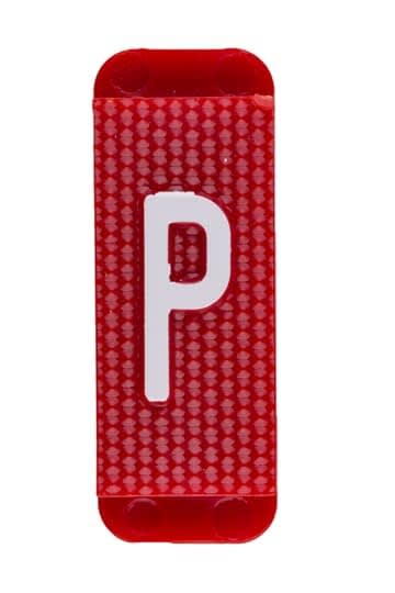 ABB Electrification - Utvendig merkesystem for kabelskap, rødt skilt P, pose a 10 stk, rød bakgrunn med hvit skrift.