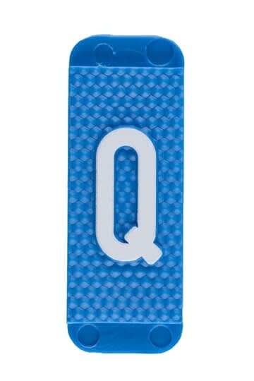 ABB Electrification - Utvendig merkesystem for kabelskap, blått skilt Q, pose a 10stk, blå bakgrunn hvit skrift