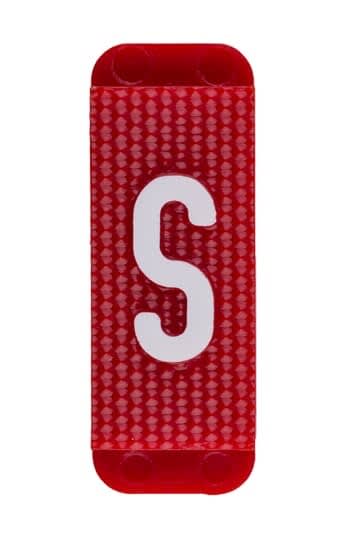 ABB Electrification - Utvendig merkesystem for kabelskap, rødt skilt S, pose a 10 stk, rød bakgrunn med hvit skrift.