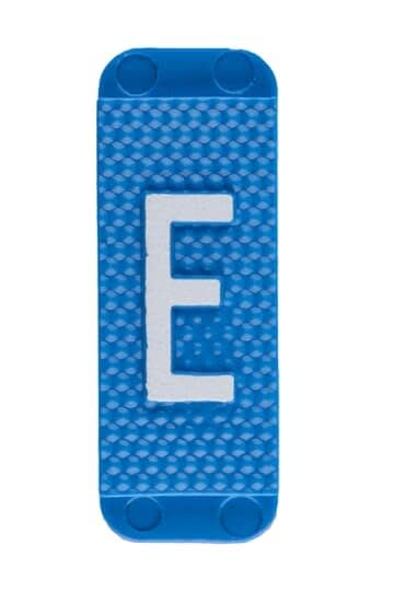 ABB Electrification - Utvendig merkesystem for kabelskap, blått skilt E, pose a 10stk, blå bakgrunn hvit skrift