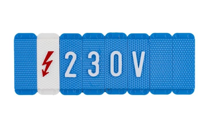 ABB Electrification - Utvendig 230V spenningsmerking for kabelskap blå bakgrunn hvit skrift