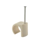 Castor - Plastklips med 45mm spiker for feste av rund kabel 18-22mm