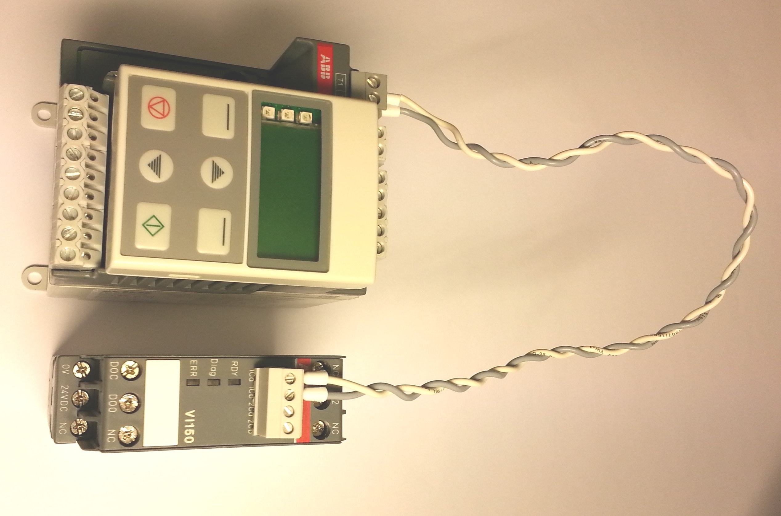 ABB Electrification - Kabel, IOIO-CAB.030, for UMC100.3 IO - IO (mellom to IO-moduler), 0,3m