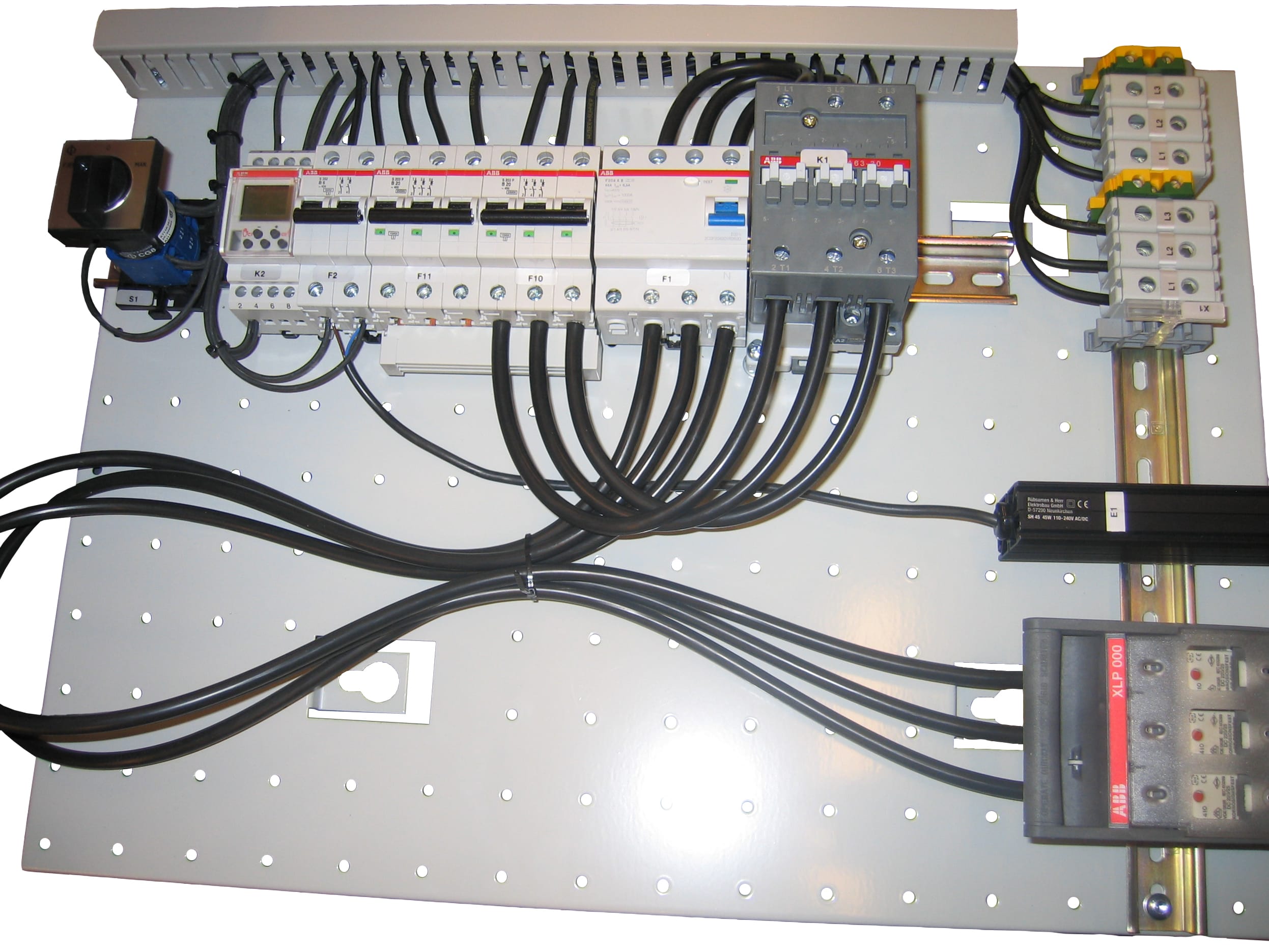 ABB Electrification - Gatelys styring 230V, jordfeilbryter, 2x S203-B20, plass for kwh, for KO-500, astrour, varmeelement