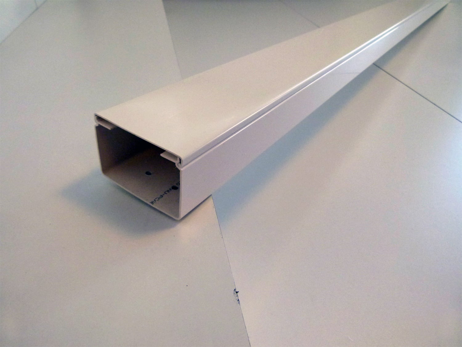 REHAU - LEH 60/90 halogenfri kanal renhvit RAL 9010