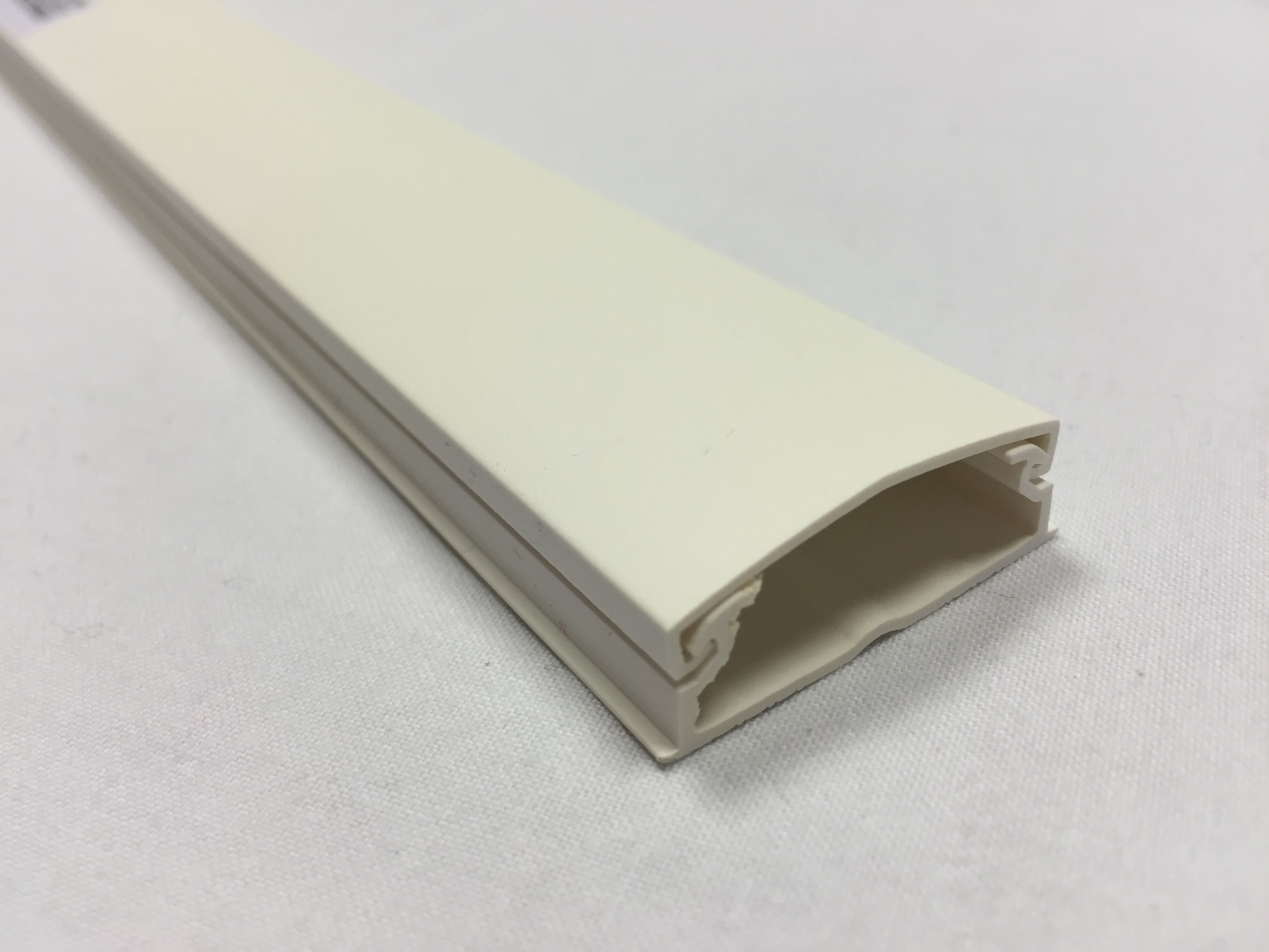 REHAU - ATRIANE 34x17 minikanal u skillevegg m lokk - POLARHVIT