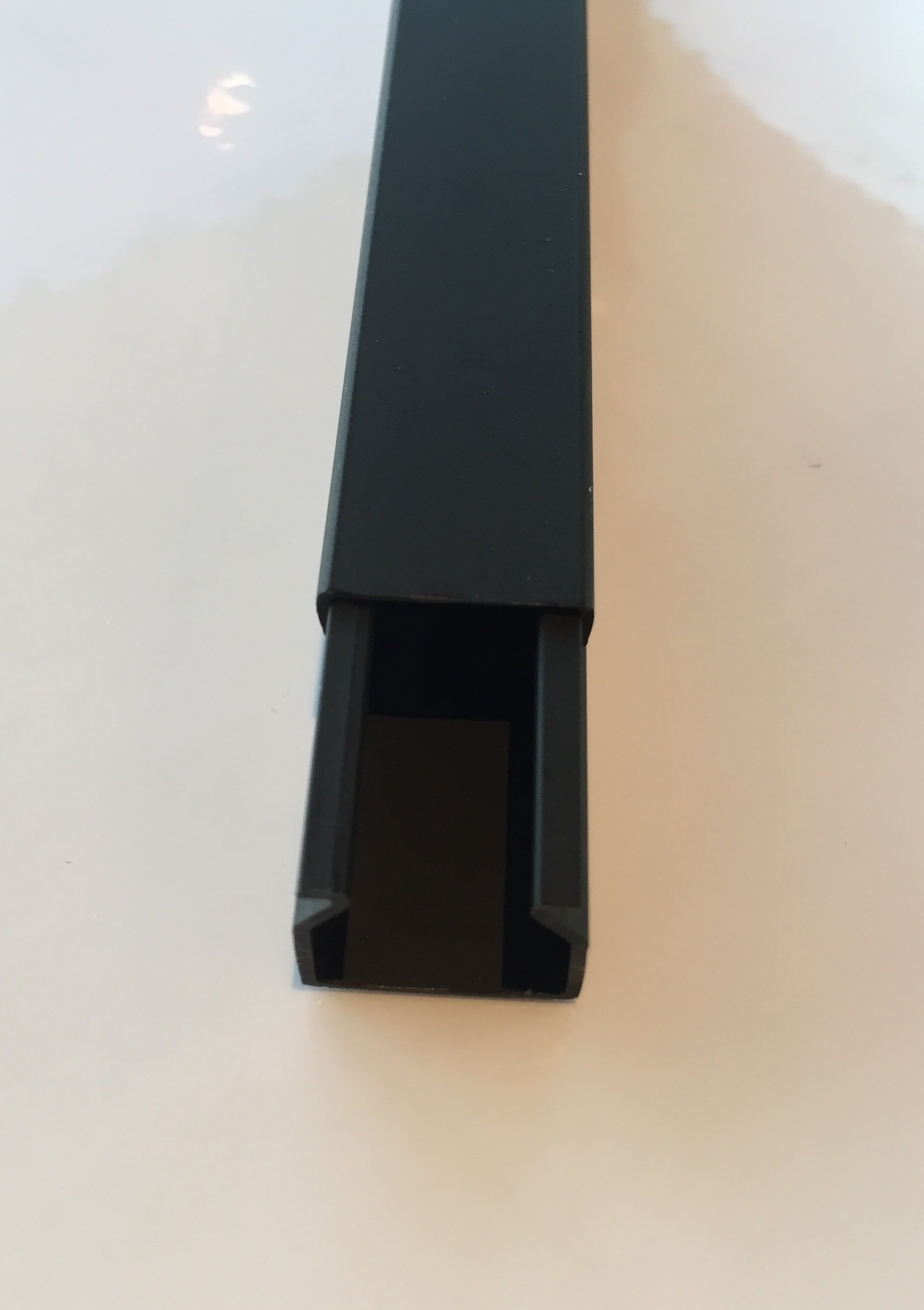 REHAU - LE 20/20 kanal inkludert lokk, svart RAL 9005
