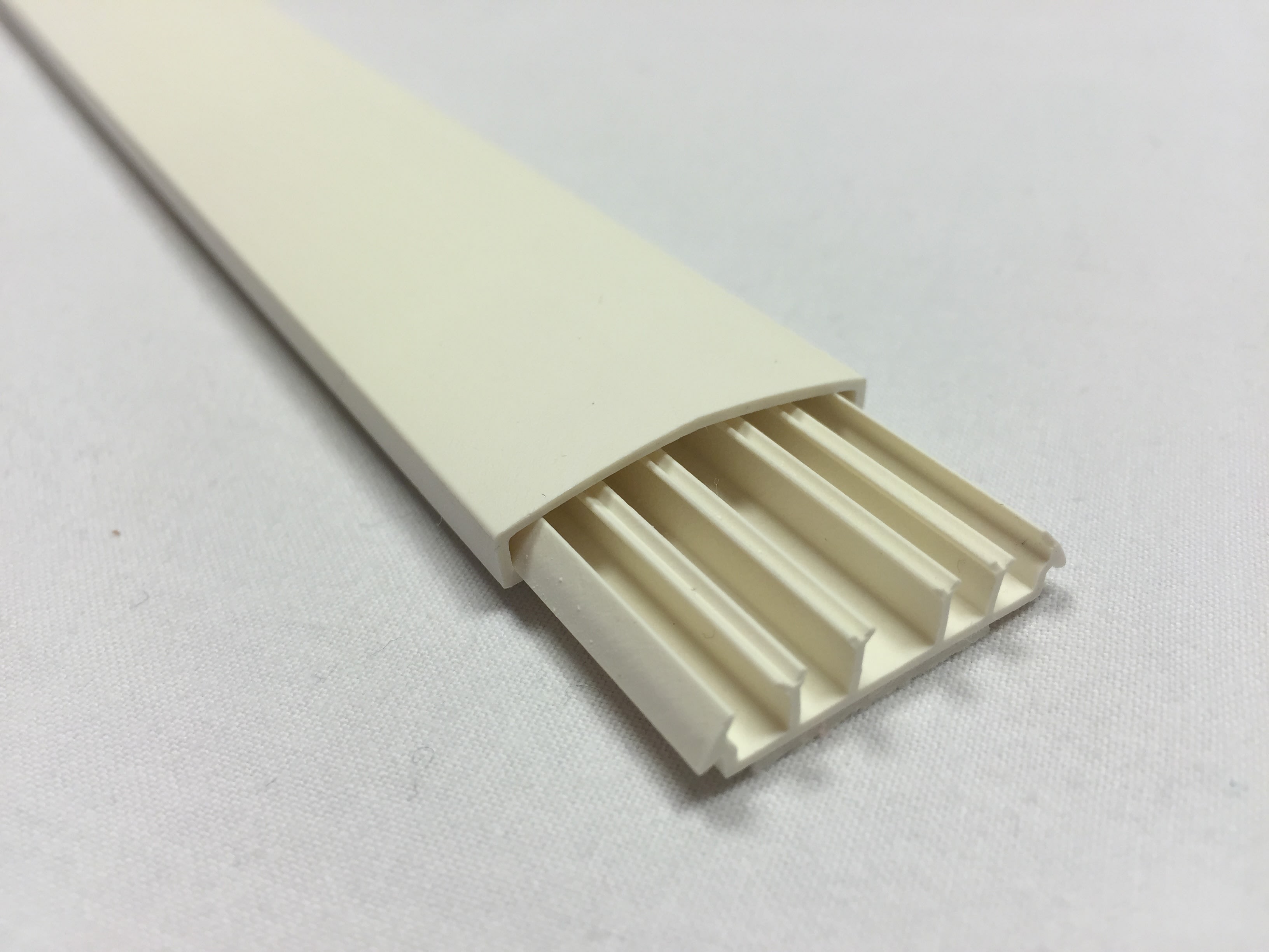 REHAU - ATRIANE lyskanal 30x8mm med lokk for tilføring til takbokser i bolig og kontor - POLARHVIT