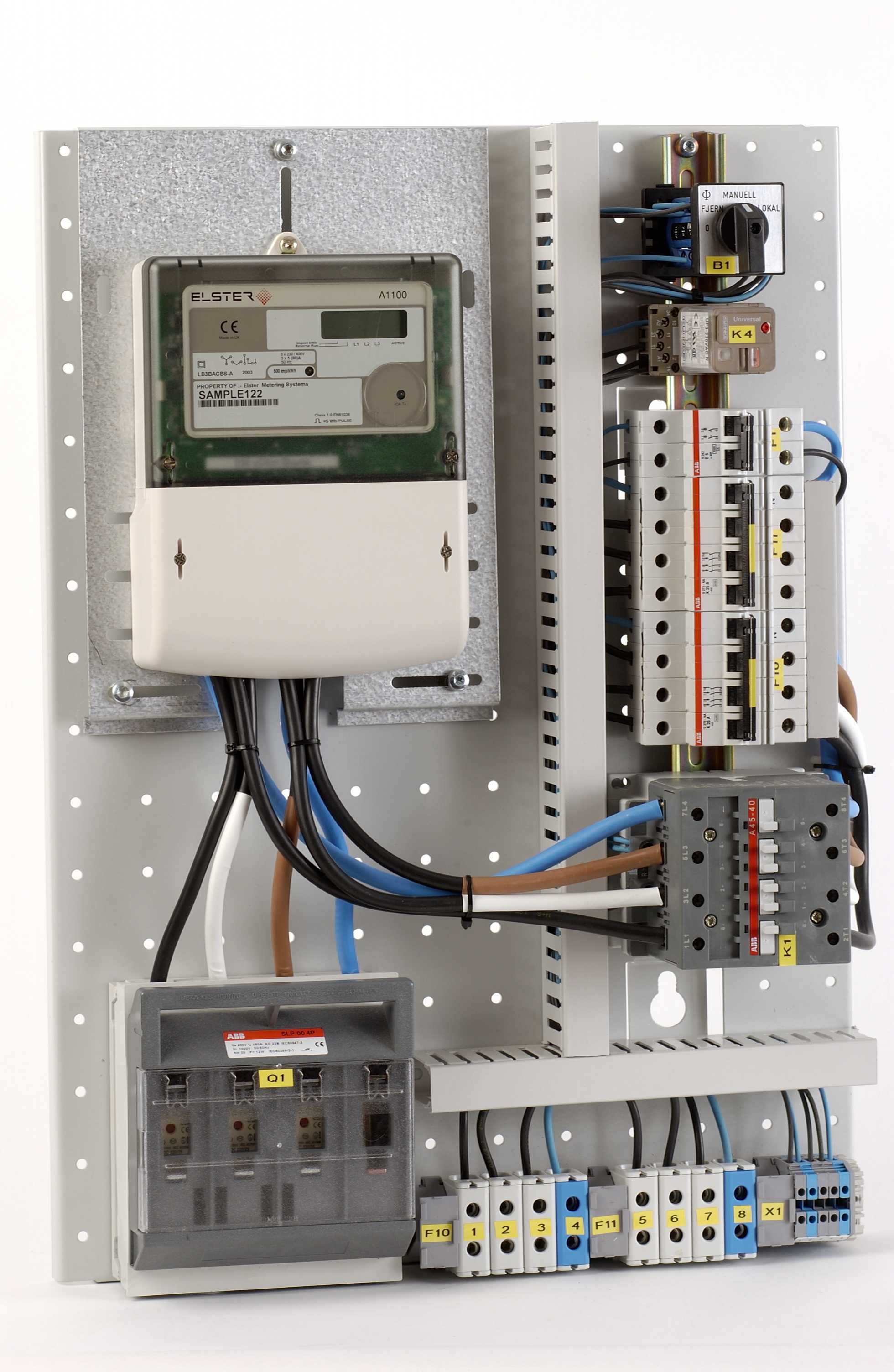 ABB Electrification - Utvendig merkesystem for kabelskap, rødt skilt B, pose a 10 stk, rød bakgrunn med hvit skrift.
