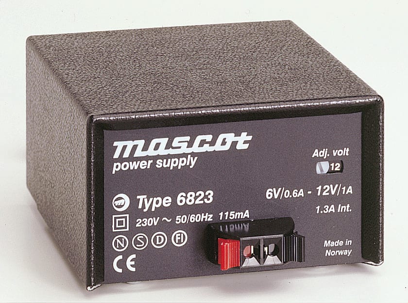 Mascot - 6823 AC/DC Kraftaggregat Lineær 12-24VDC maks 0,5A 12W Fast nettledning - snappkontakt